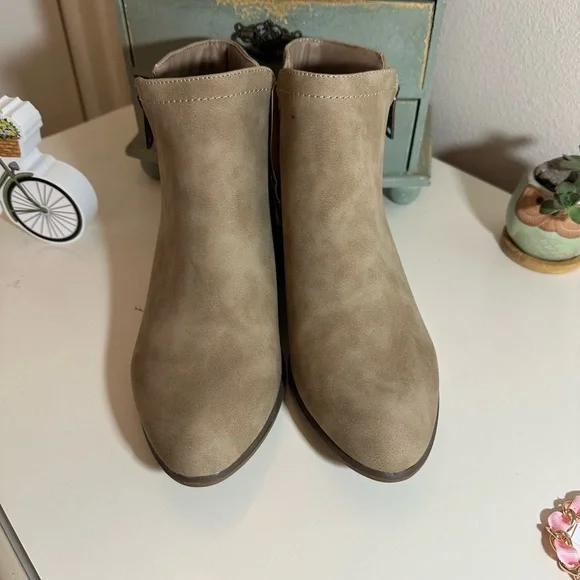 UNIONBAY Women's Tan Ankle Booties - Picture 3 of 5